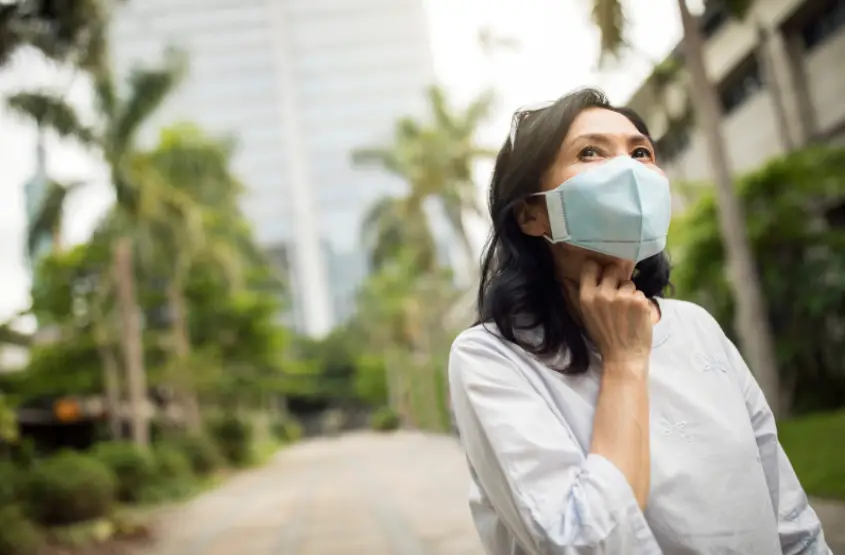 Does wearing a mask help with poor air quality